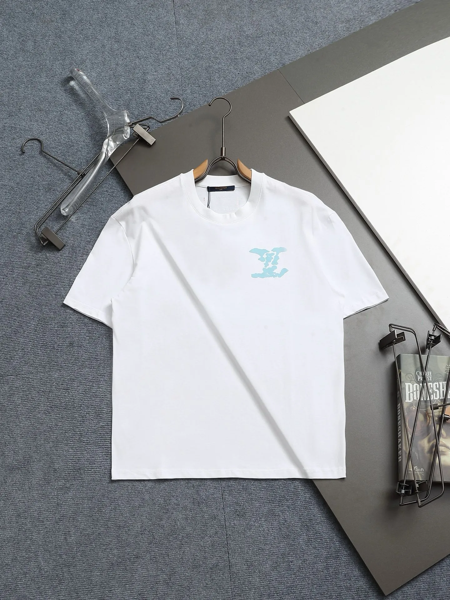 🅿️170 LouisVuitton/Louis Vuitton Foam printed T-shirt short sleeves High quality🔥High version Super iconic brand logo printing pattern The original printing is reproduced one to one, using imported puree and graffiti craftsmanship. The fabric is made of pure combed cotton. It is fresh and comfortable to match with sports shoes. Suitable for shopping and dating. When layered, it looks like a blogger. Low-key and tasteful. Original fabric 260g double yarn with high weight, 100% combed cotton, custom-woven and dyed with no color difference, no pressure in and out of the counter, through-shoulder strapping process, increased washing life of clothes, no deformation, high version digital printing process, no fading, bright colors, the same style as Internet celebrity stars, regardless of age, body shape or gender, super eye-catching, very fashionable ❤️❤️, very comfortable in hand, super texture, fashionable and individual, super versatile and good-looking, a must-have for everyone Better match for couples. Hang tag, collar label, washed wheat, all three labels are complete! ! Loose fit, same style for men and women Color: black/white/color blue Size: XS S M L
